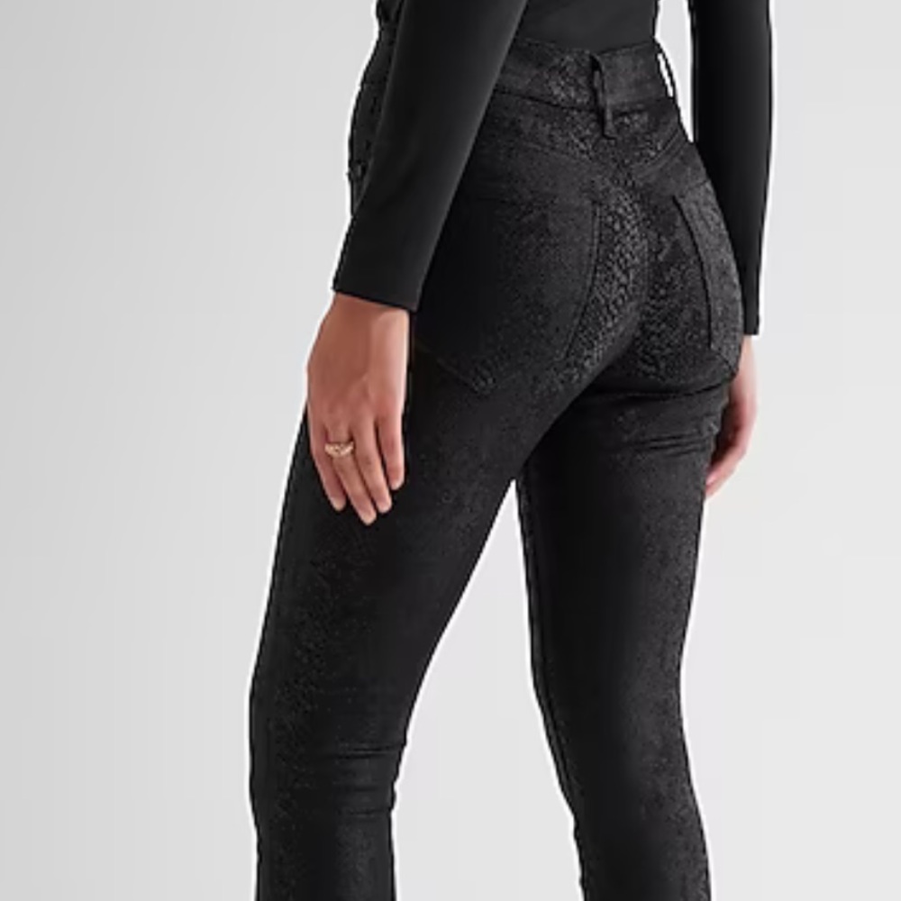 NWOT Express Mid Rise Coated Snakeskin Stretch Ankle Legging Size 6 Black